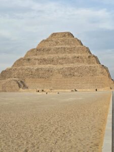 Saqqara: Hogar de la Primera Pirámide de Egipto y Cuna de la Arquitectura Monumental