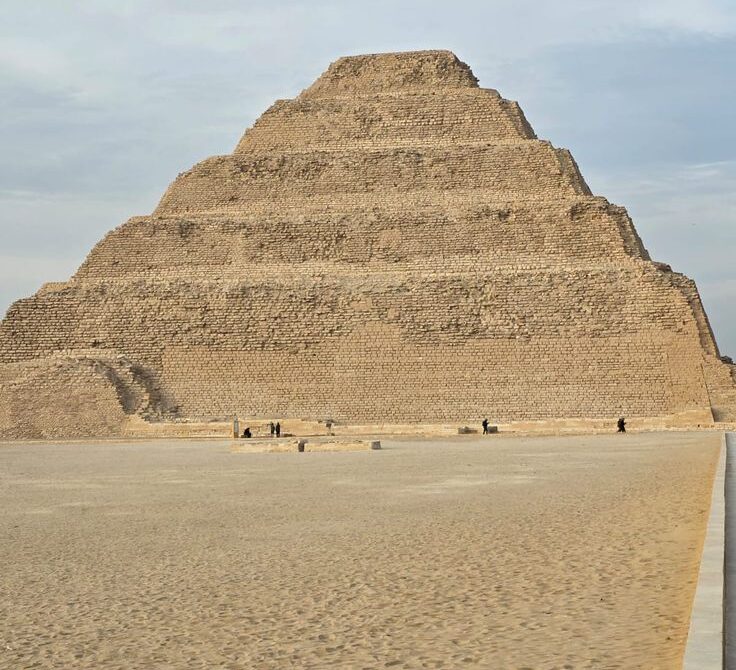 Saqqara: Hogar de la Primera Pirámide de Egipto y Cuna de la Arquitectura Monumental